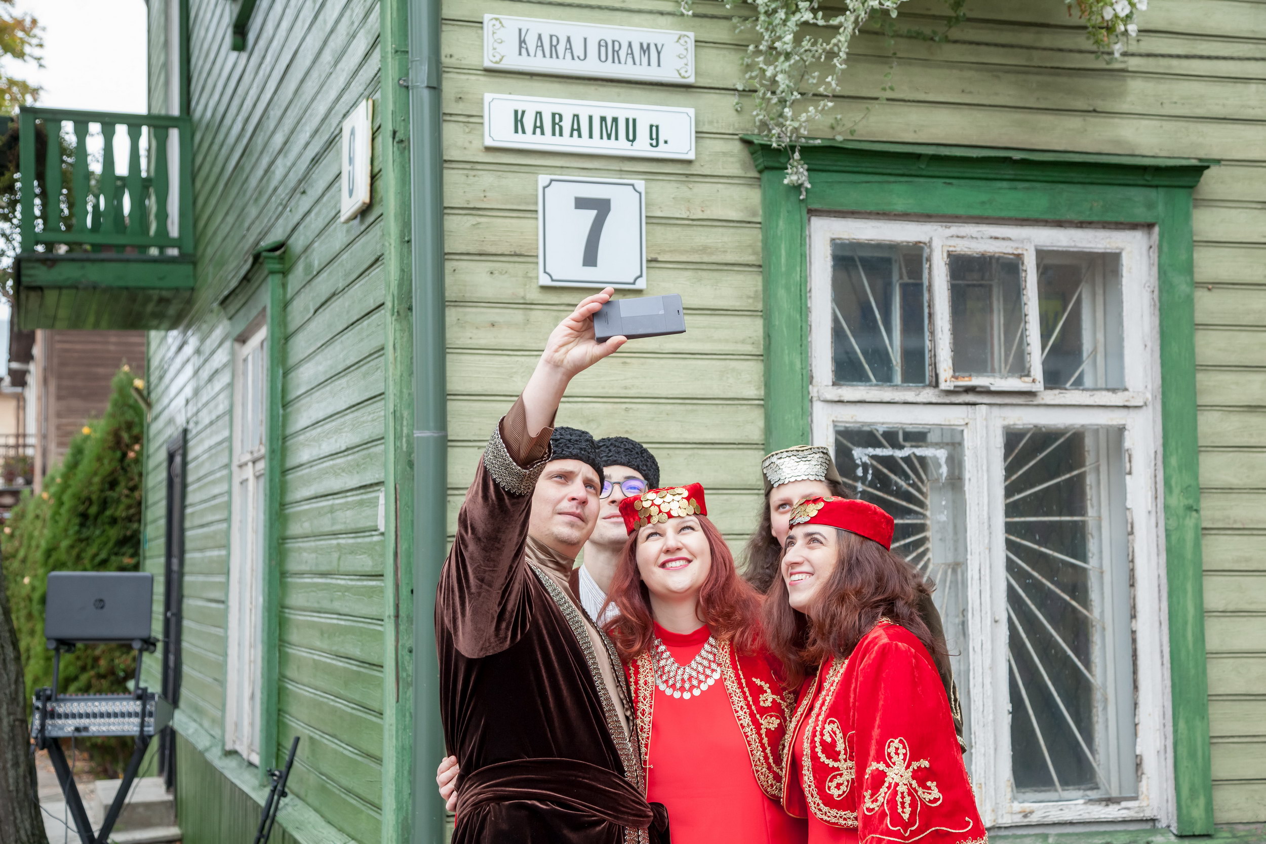 Młodzież karaimska w tradycyjnych strojach nie omieszkała zrobić sobie selfie na Karaj oramy.