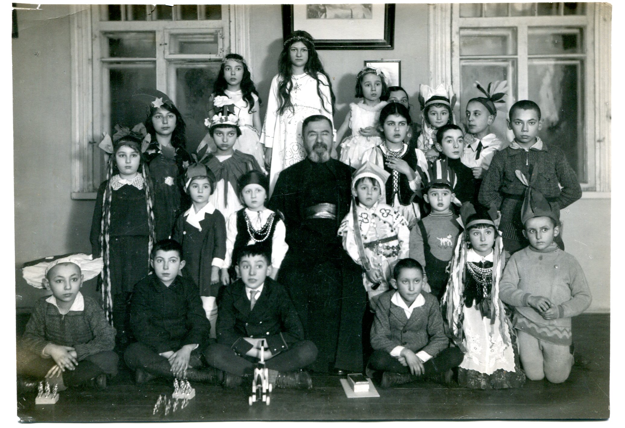Spotkanie purimowe najmłodszych z udziałem Hadży Seraji Szapszała, midrasz w Wilnie, marzec 1934 r. 1szy rząd na dole od lewej do prawej: Jul Kobecki, Awuncik Tynfowicz, nierozpoznany, Józiuk Czaprocki, Niusia Czaprocka, Gabriel Czaprocki. 2go rząd: Musia Jutkiewicz, Ira Szyszman, nierospoznana, nierospoznana, Jurek Zajączkowski. 3ci rząd: Julia Nowicka, Lena Nowicka, Marianna Zajączkowska, Ośka Poziemski, Jurek Kobecki. 4ty rząd: Tamara Poziemska, Nadzieja Łopatto, Tamara Tynfowicz, Eugenia Szpakowska, Halina Szpakowska, Marek Kozyrowicz.